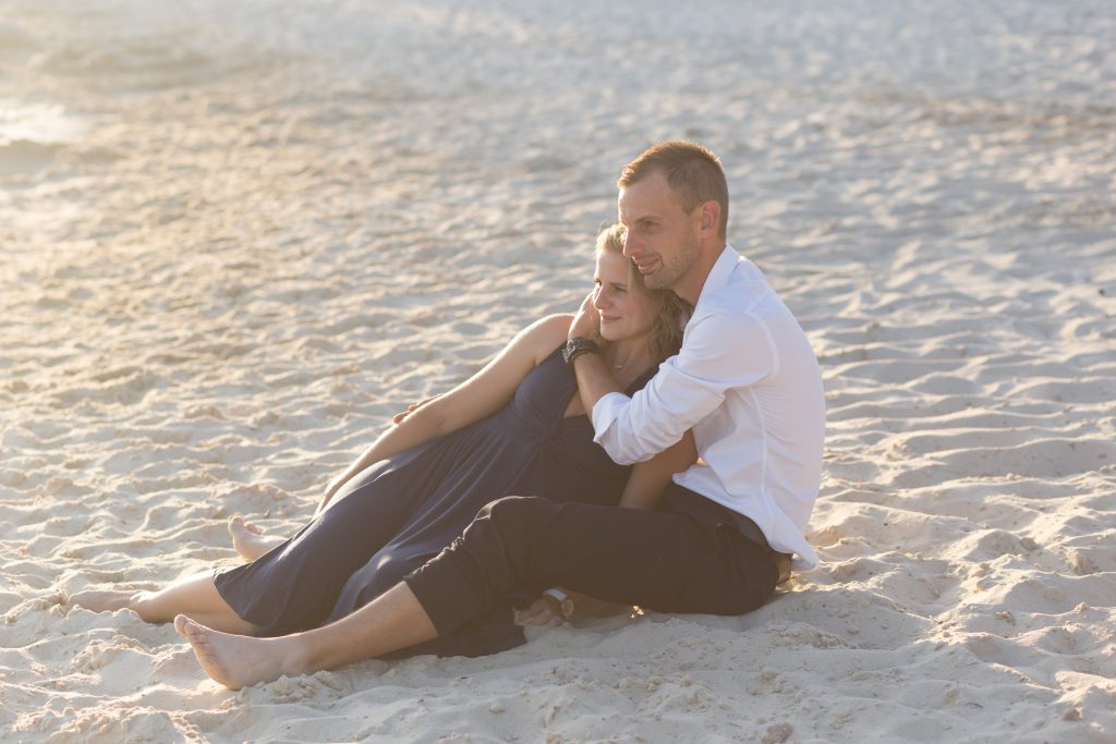 photographe la roche chalais séance couple sur la plage de la Jemaye en Dordogne