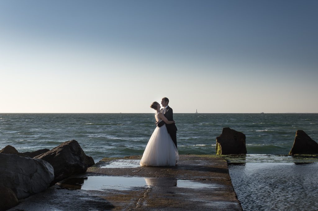 photographe mariage en Périgord et Sud-ouest. Couple devant phare de Cordouan à Soulac