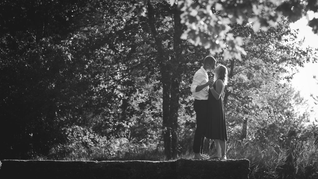 contact photographe dordogne, couple sur muret à la Jemaye