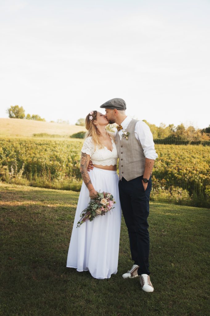 couple dans les vignes de Fronsac . Mariage champetre